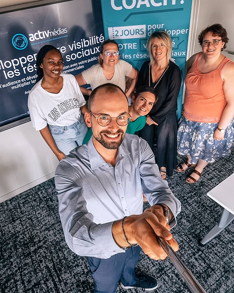 Pierre Roure, Frédérique Vey avec plusieurs clients de la formation coaching réseaux sociaux